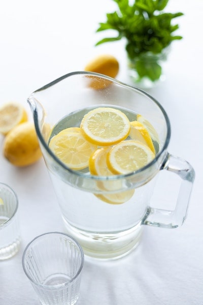 Water with lemons